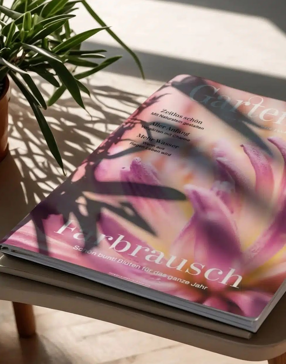 Teaserbild_GatrenArt_980x1251 Cover des GartenArt Magazins mit einer Hand und verschiedenen Pflanzenmotiven.